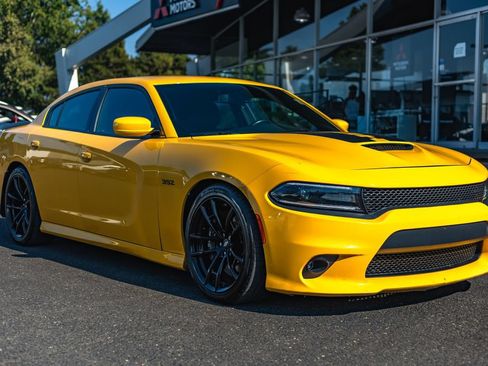 Used 2017 Dodge Charger R/T RWD image 6