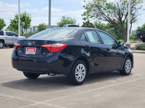Used 2018 Toyota Corolla LE image 3