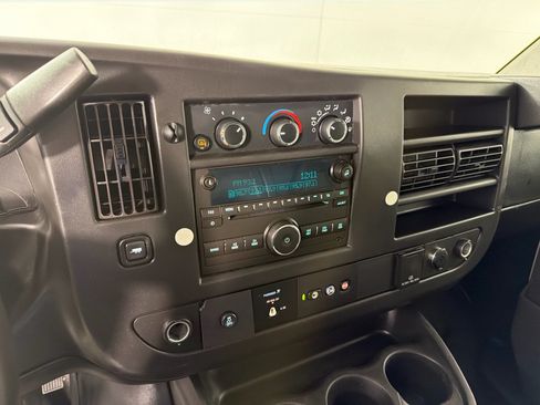 Used 2017 Chevrolet Express 3500 Extended RWD image 15