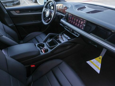 Used 2025 Porsche Cayenne image 26