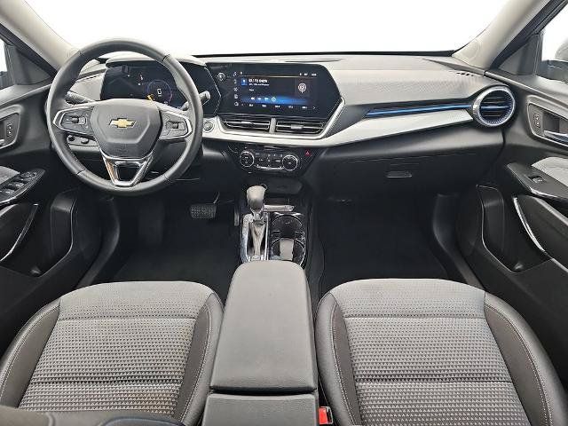 Used 2025 Chevrolet Trax LT w/ LT Convenience Package FWD image 9