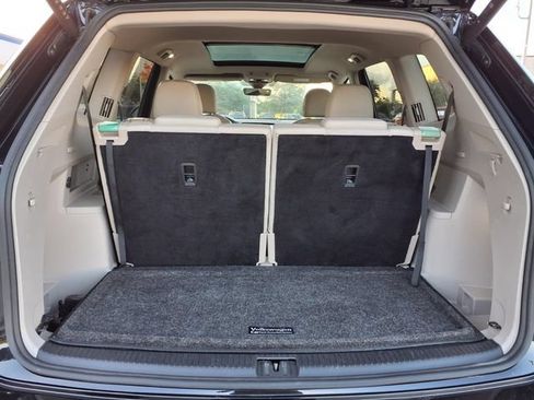 Used 2024 Volkswagen Atlas SE w/ Panoramic Sunroof Package FWD image 9