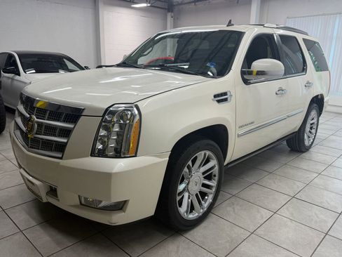 Used 2011 Cadillac Escalade Platinum AWD/4WD image 3