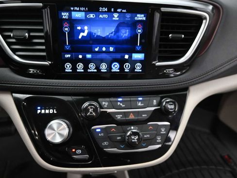 Used 2017 Chrysler Pacifica Limited w/ UConnect Theater Package image 18