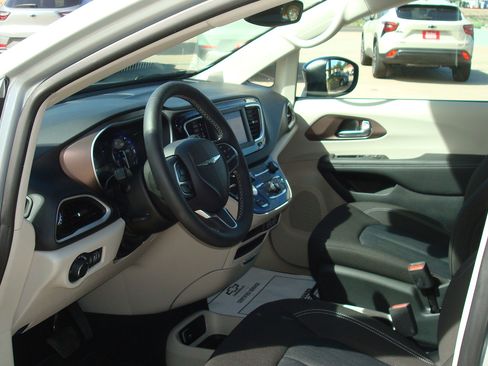 Used 2024 Chrysler Voyager LX FWD image 8