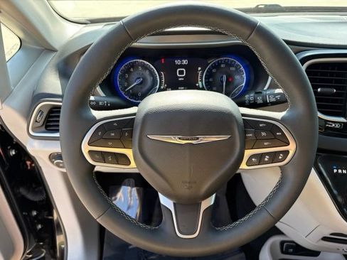 Used 2024 Chrysler Pacifica Touring-L FWD image 13