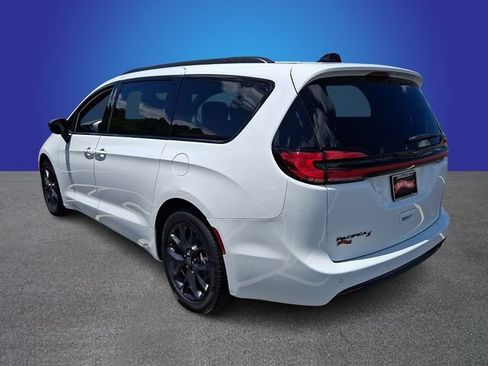 Used 2025 Chrysler Pacifica Limited FWD image 6