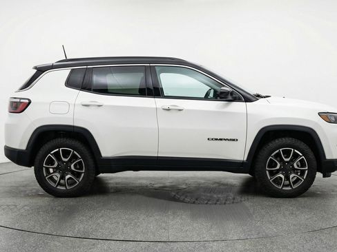 Used 2025 Jeep Compass Trailhawk image 11