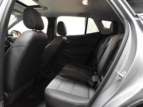 Used 2025 Chevrolet Trax LT w/ Sunroof Package FWD image 4