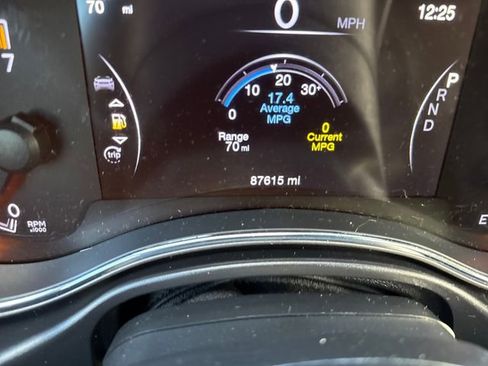 Used 2019 Jeep Grand Cherokee Laredo image 23