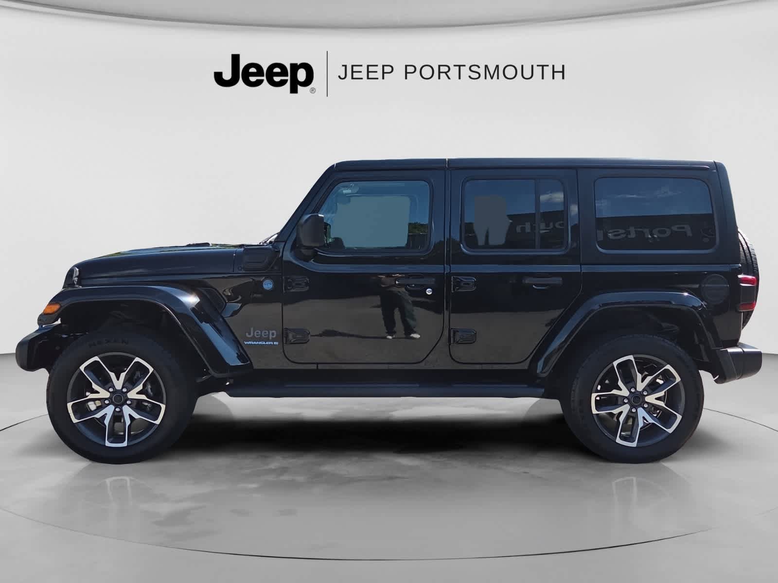 Used 2024 Jeep Wrangler Unlimited w/ Convenience Group AWD/4WD image 4