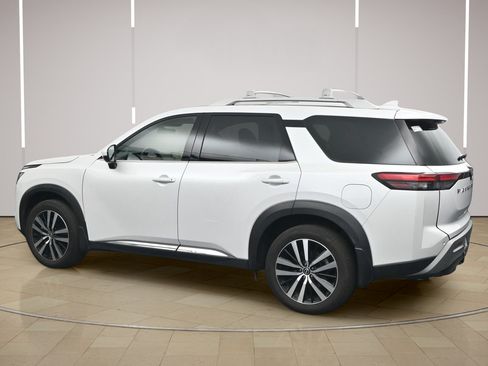 Certified 2025 Nissan Pathfinder Platinum w/ Cargo Package FWD image 5