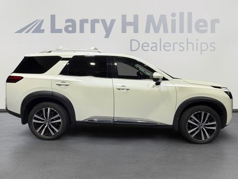 Used 2024 Nissan Pathfinder Platinum w/ Cargo Package image 6