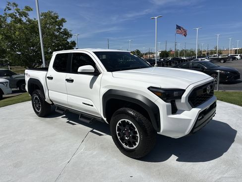 Used 2024 Toyota Tacoma TRD Off-Road image 2