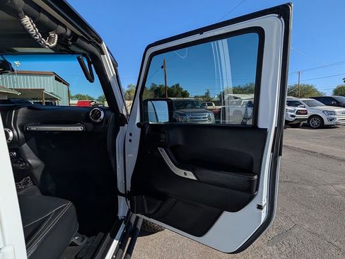 Used 2015 Jeep Wrangler Unlimited Rubicon image 35
