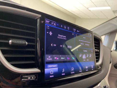 Used 2024 Chrysler Pacifica Touring-L FWD image 27