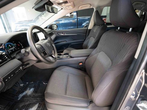 Used 2025 Toyota Camry LE image 9