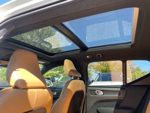 Used 2022 Volvo XC40 T5 Inscription w/ Climate Package image 24