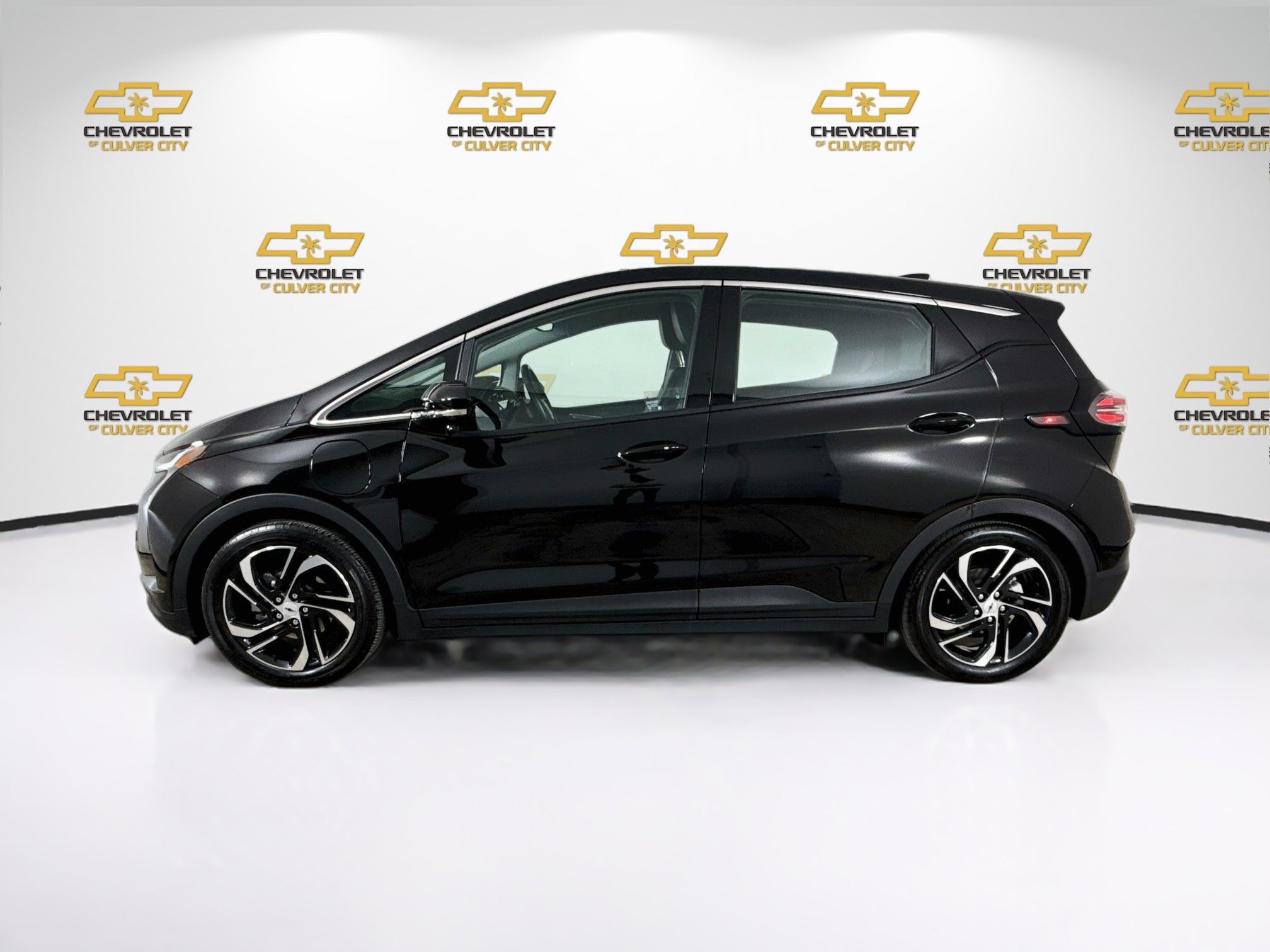 Used 2023 Chevrolet Bolt LT w/ Infotainment Package FWD image 5