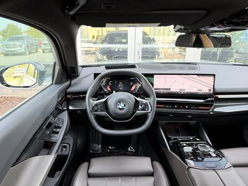 Used 2024 BMW 530i w/ Premium Package RWD image 31
