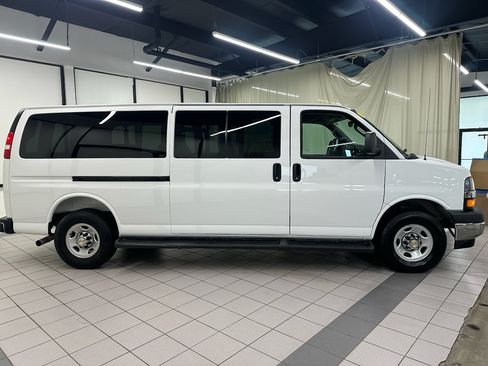 Used 2025 Chevrolet Express 3500 LT w/ LT Preferred Equipment Group RWD image 3