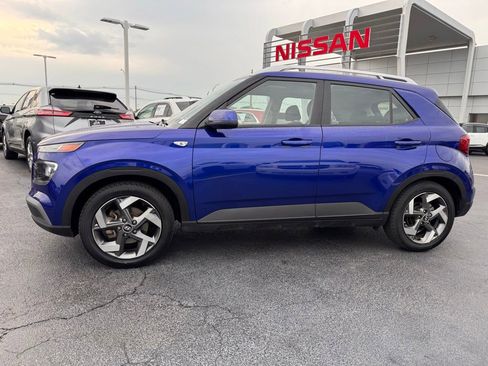 Used 2022 Hyundai Venue SEL FWD image 2