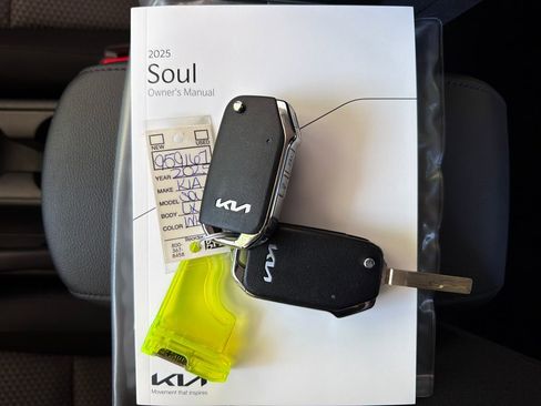 Used 2025 Kia Soul LX w/ LX Technology Package FWD image 31