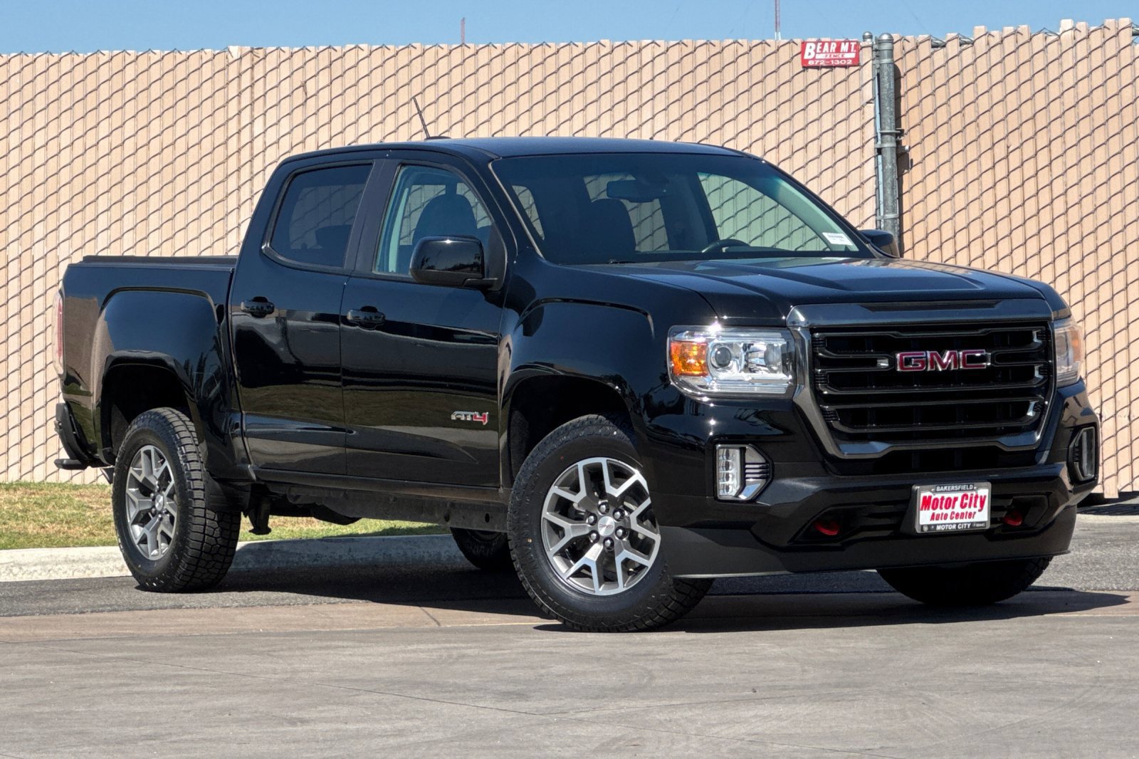 Certified 2022 GMC Canyon AT4 w/ Trailering Package AWD/4WD image 2