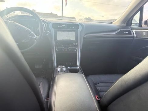 Used 2018 Ford Fusion SE w/ Fusion SE Technology Package FWD image 11