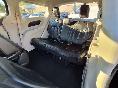 Used 2023 Chrysler Pacifica Touring-L image 19