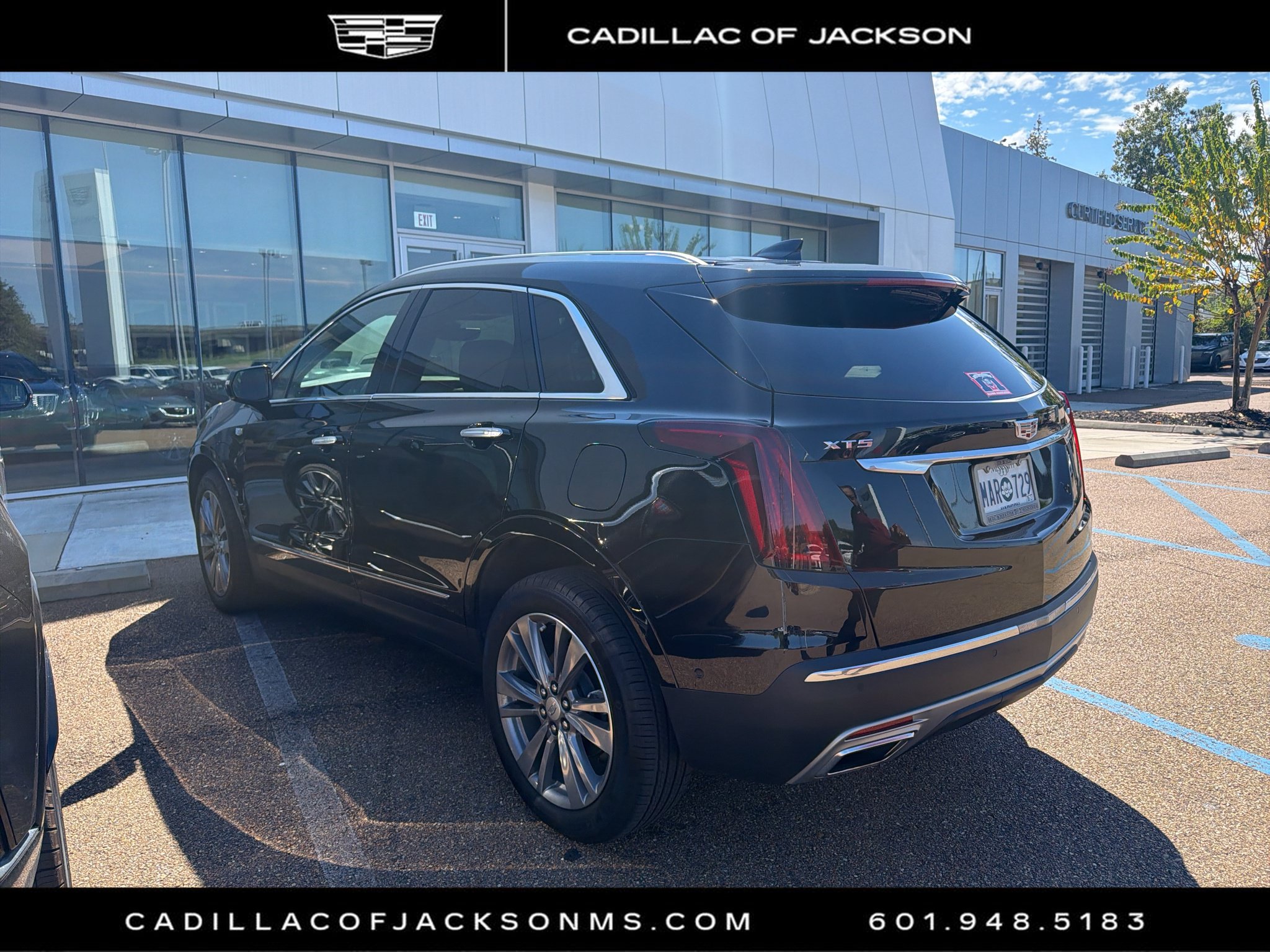 Used 2024 Cadillac XT5 Premium Luxury w/ Technology Package FWD image 1