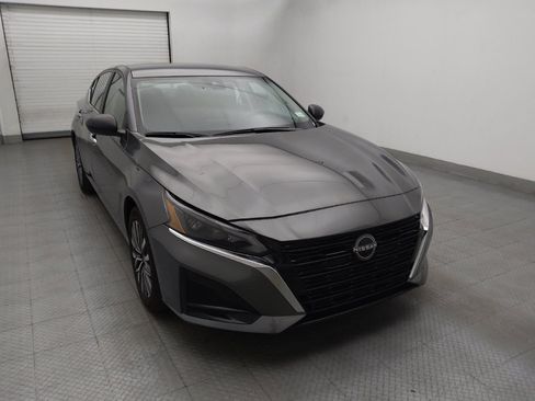 Used 2025 Nissan Altima 2.5 SV FWD image 14