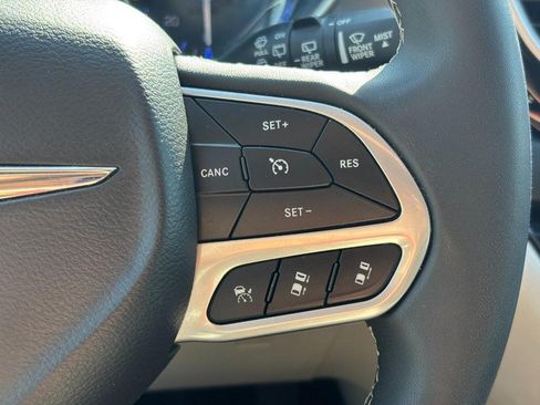 Used 2023 Chrysler Pacifica Touring-L FWD image 19