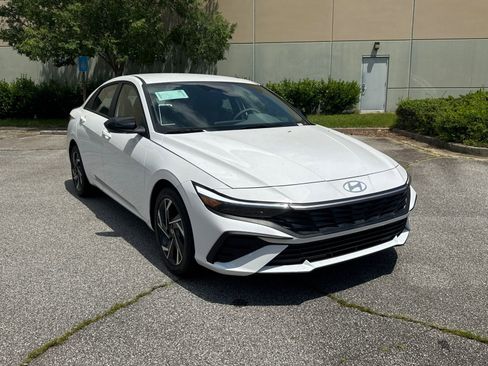 Certified 2025 Hyundai Elantra Sport image 3