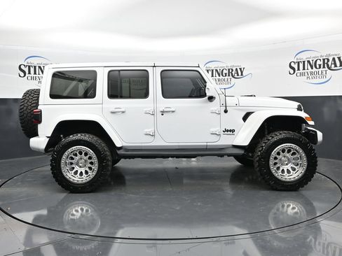 Used 2022 Jeep Wrangler Unlimited Sahara AWD/4WD image 8