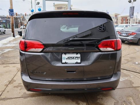 Used 2019 Chrysler Pacifica Touring-L Plus w/ S Appearance Package image 4