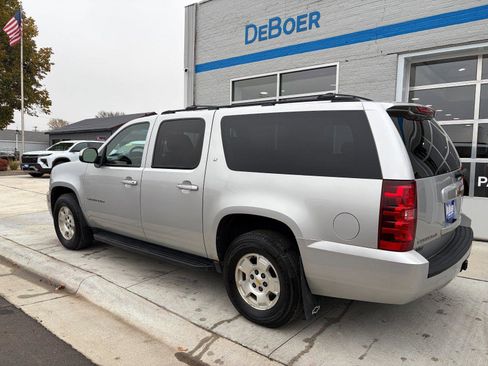 Used 2010 Chevrolet Suburban LT image 3