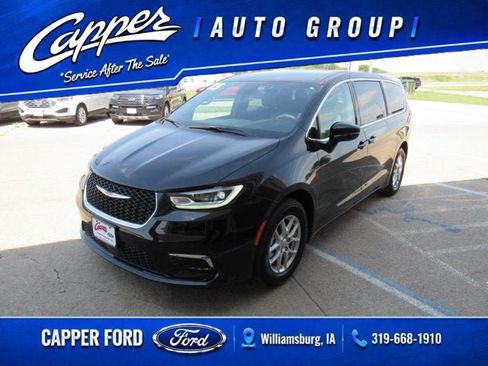 Used 2025 Chrysler Pacifica Select FWD image 1