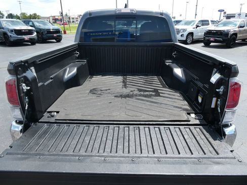 Used 2022 Toyota Tacoma TRD Off-Road AWD/4WD image 17