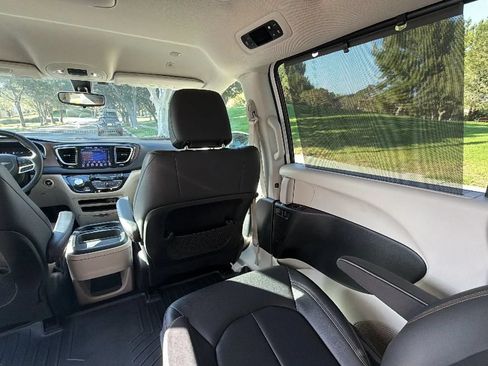 Used 2018 Chrysler Pacifica Touring-L FWD image 19