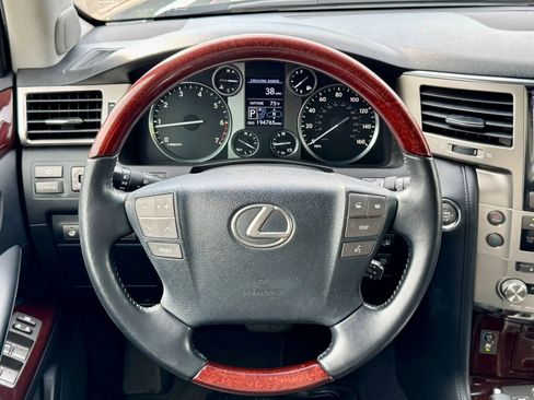 Used 2013 Lexus LX 570 4WD w/ Luxury Pkg image 18
