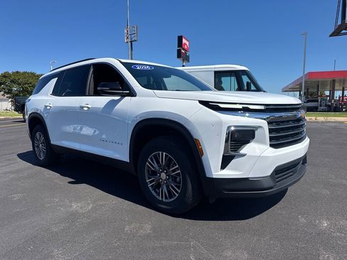 Used 2026 Chevrolet Traverse LT FWD image 9