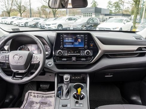 Used 2021 Toyota Highlander LE image 16