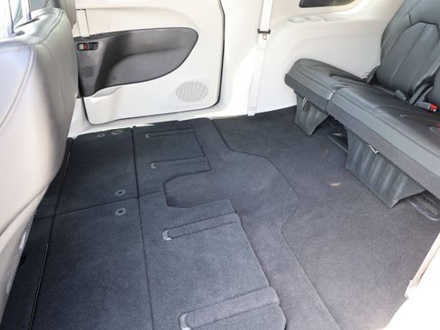 Used 2023 Chrysler Pacifica Touring-L FWD image 19