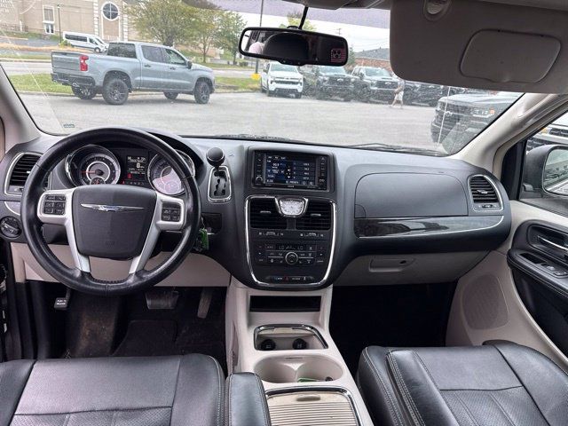 Used 2016 Chrysler Town & Country Touring w/ Driver Convenience Group FWD image 27