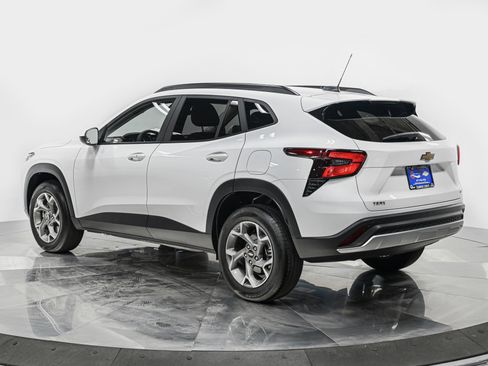 Used 2025 Chevrolet Trax LT w/ LT Convenience Package FWD image 5