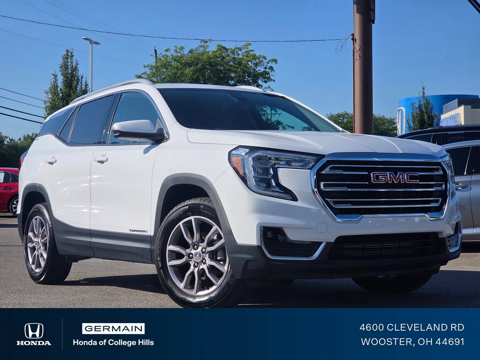 Used 2024 GMC Terrain SLT AWD/4WD image 3
