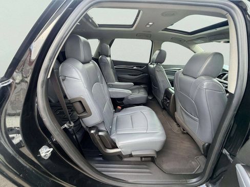 Used 2019 Buick Enclave Essence AWD/4WD image 24