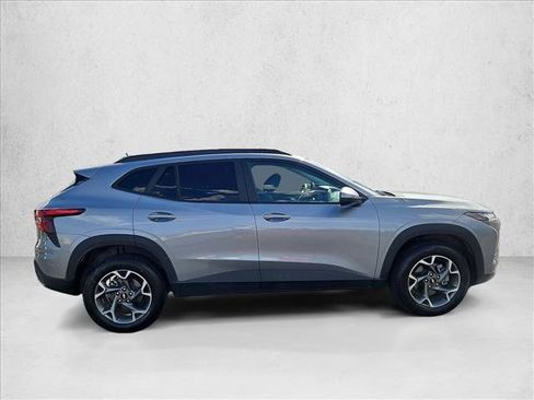 Used 2025 Chevrolet Trax LT FWD image 4