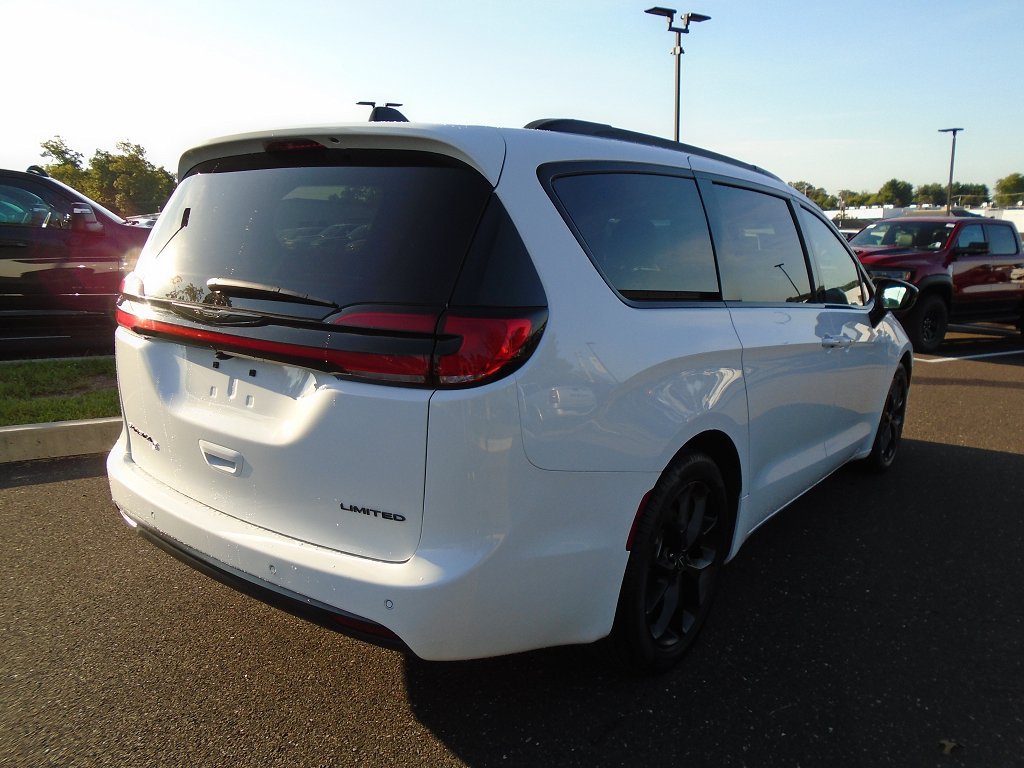 Certified 2026 Chrysler Pacifica Limited w/ S Appearance Package FWD image 3